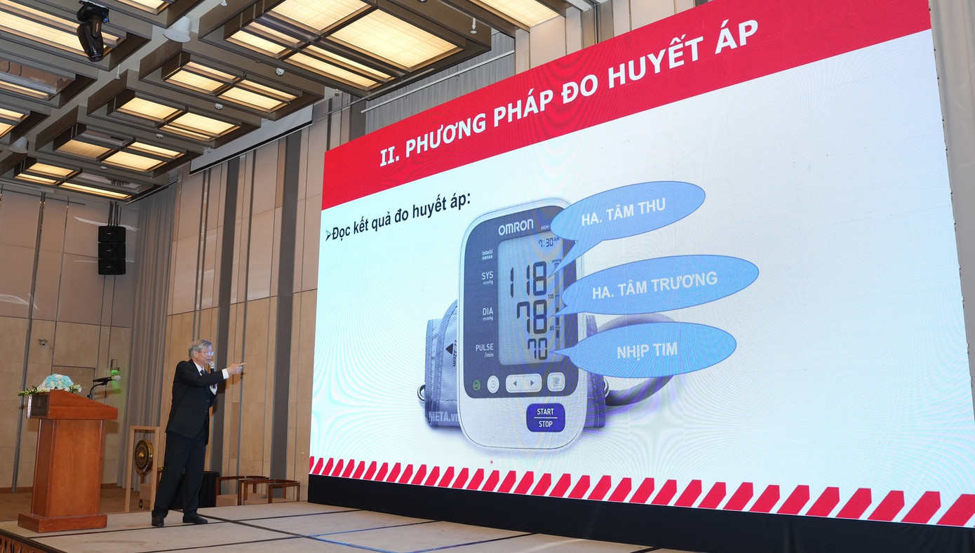 Chuyên gia tim mạch hướng dẫn dược sĩ phương pháp đo huyết áp. Chuyên gia tim mạch hướng dẫn dược sĩ phương pháp đo huyết áp.