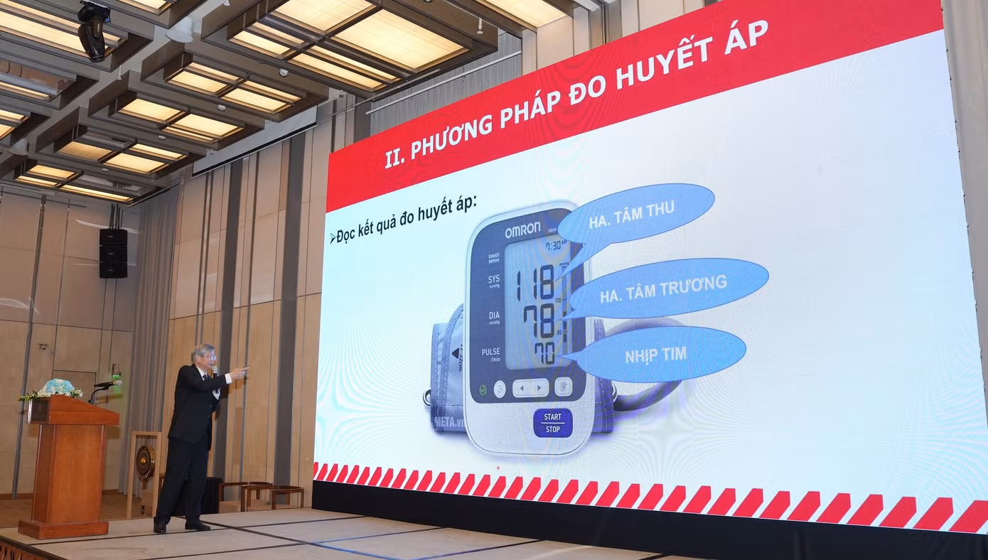 Chuyên gia tim mạch hướng dẫn dược sĩ phương pháp đo huyết áp.