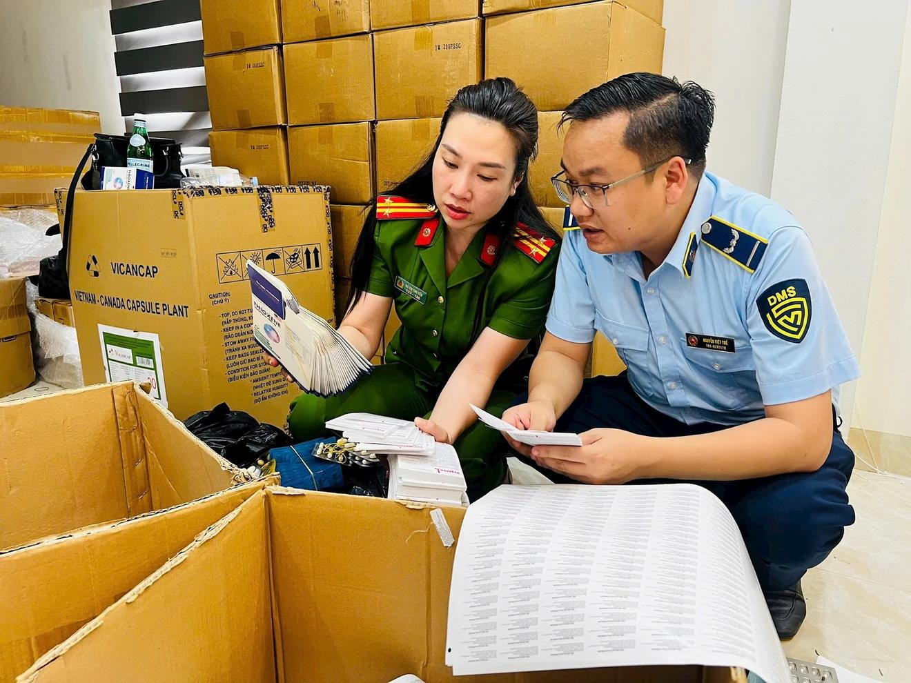 Cơ quan chức năng thu giữ hàng giả. Cơ quan chức năng thu giữ hàng giả.