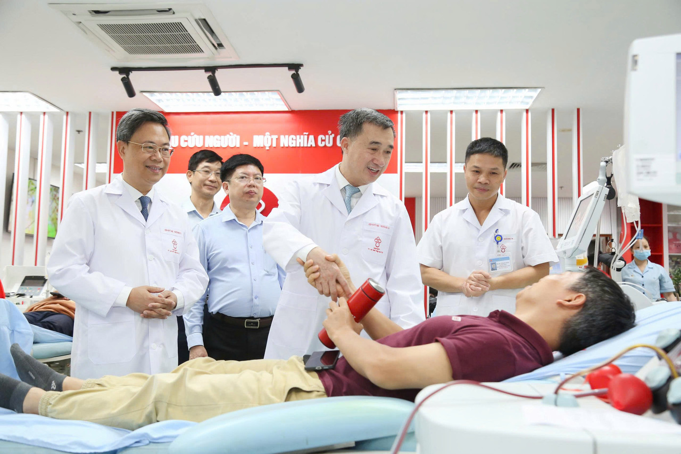 Thứ trưởng Trần Văn Thuấn thăm hỏi tình nguyện viên hiến máu. Thứ trưởng Trần Văn Thuấn thăm hỏi tình nguyện viên hiến máu.