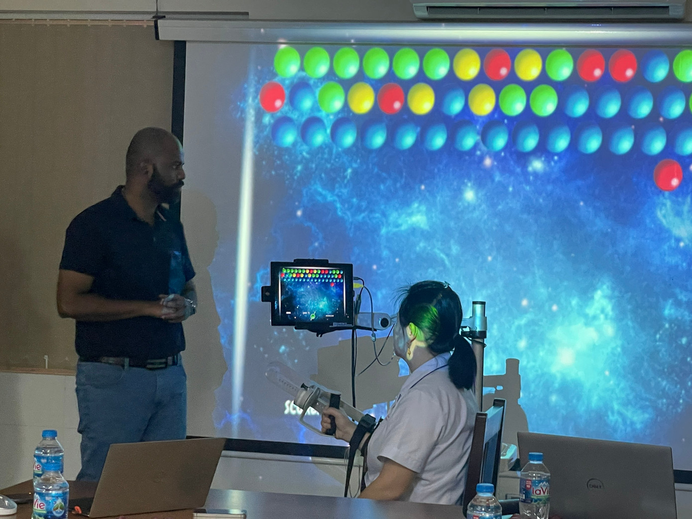 Chuyên gia đang hướng dẫn nhân viên y tế BV Tuệ Tĩnh điều trị bệnh lí cơ xương khớp bằng công nghệ AI