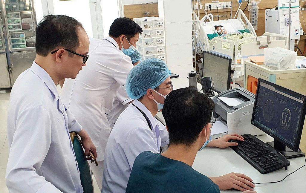 Các bác sĩ kiểm tra tổn thương não trên phim chụp Các bác sĩ kiểm tra tổn thương não trên phim chụp