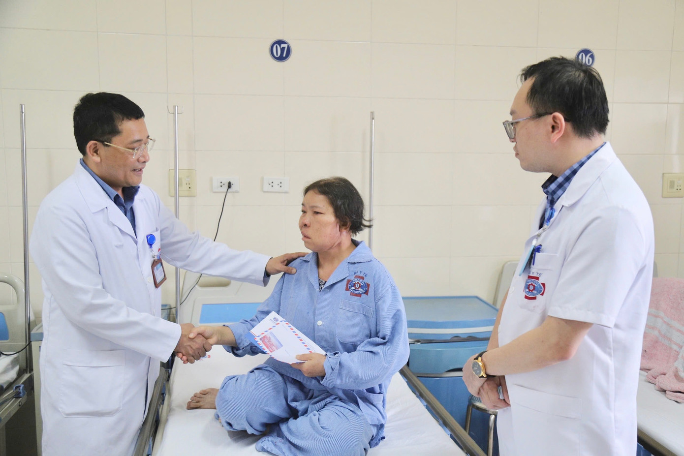 GS.TS Lê Văn Quảng, Giám đốc BV K thăm và trao quà cho bệnh nhân GS.TS Lê Văn Quảng, Giám đốc BV K thăm và trao quà cho bệnh nhân