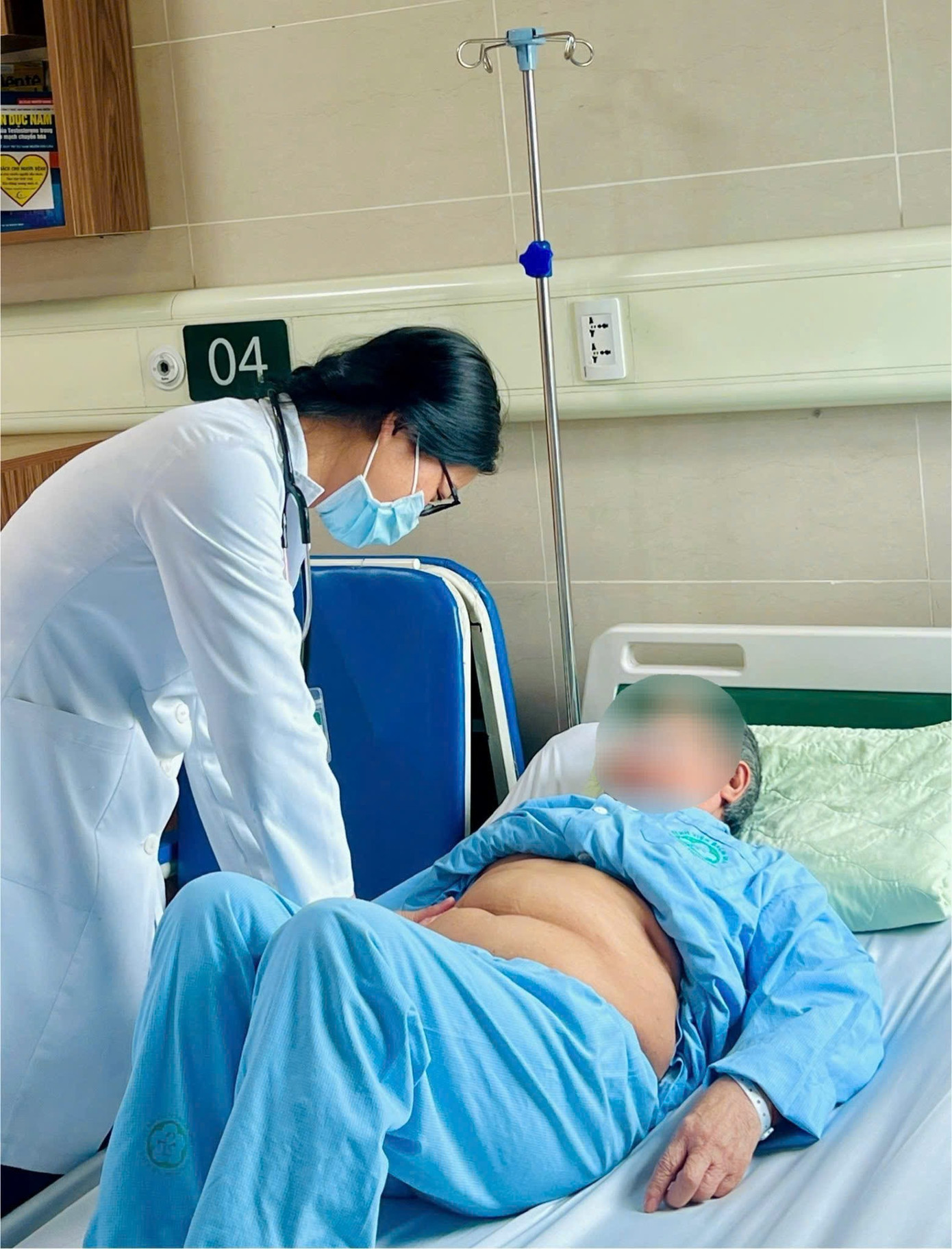 PGS.TS Phạm Cẩm Phương, Giám đốc Trung tâm Y học hạt nhân và Ung bướu (Bệnh viện Bạch Mai) khám cho bệnh nhân ung thư.