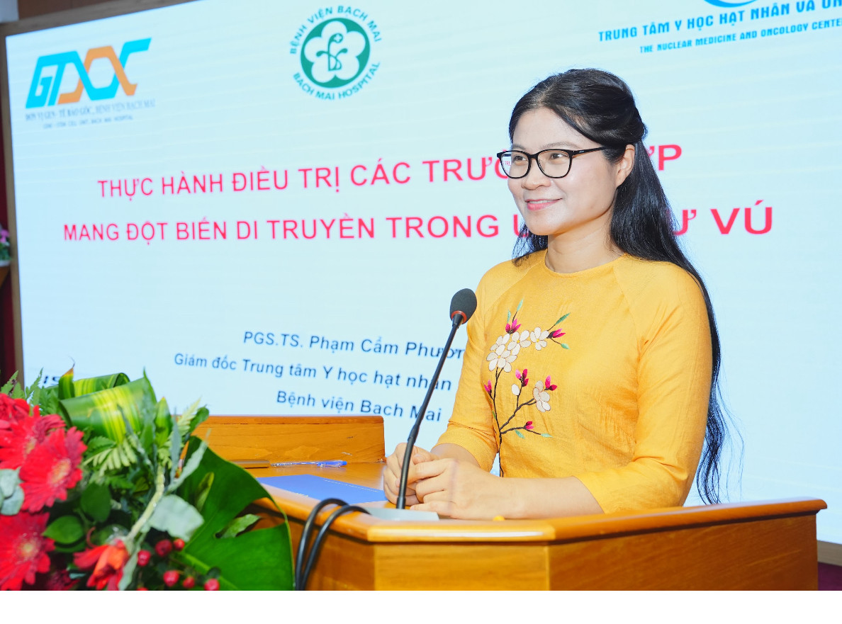 PGS.TS Phạm Cẩm Phương, Giám đốc Trung tâm Y học hạt nhân và Ung bướu (Bệnh viện Bạch Mai) trao đổi tại hội nghị.