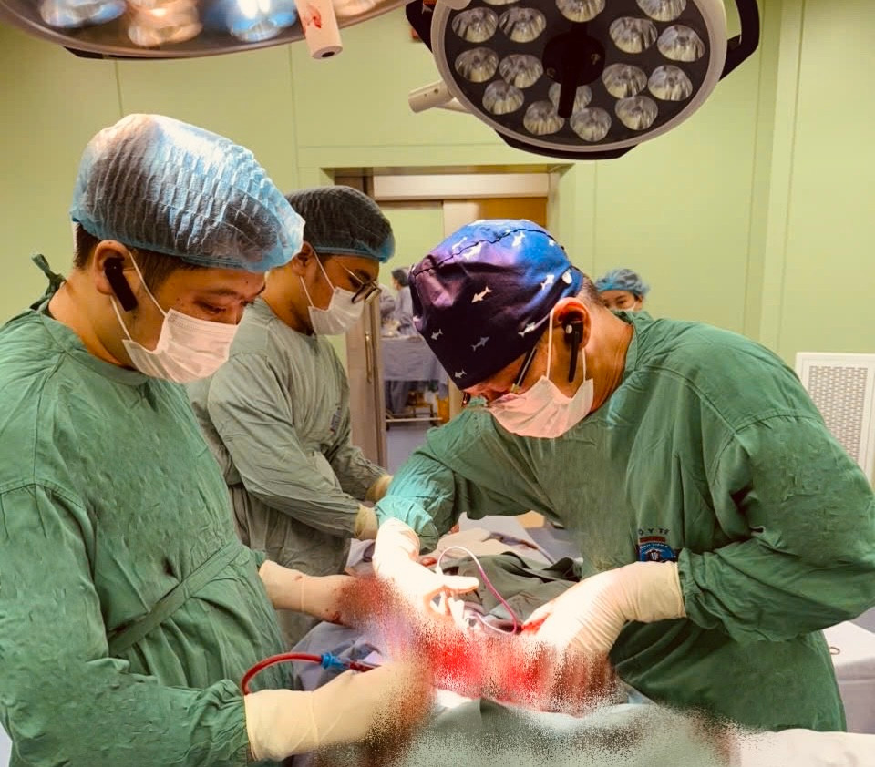 Các bác sĩ phẫu thuật cho bệnh nhân có khối u khổng lồ