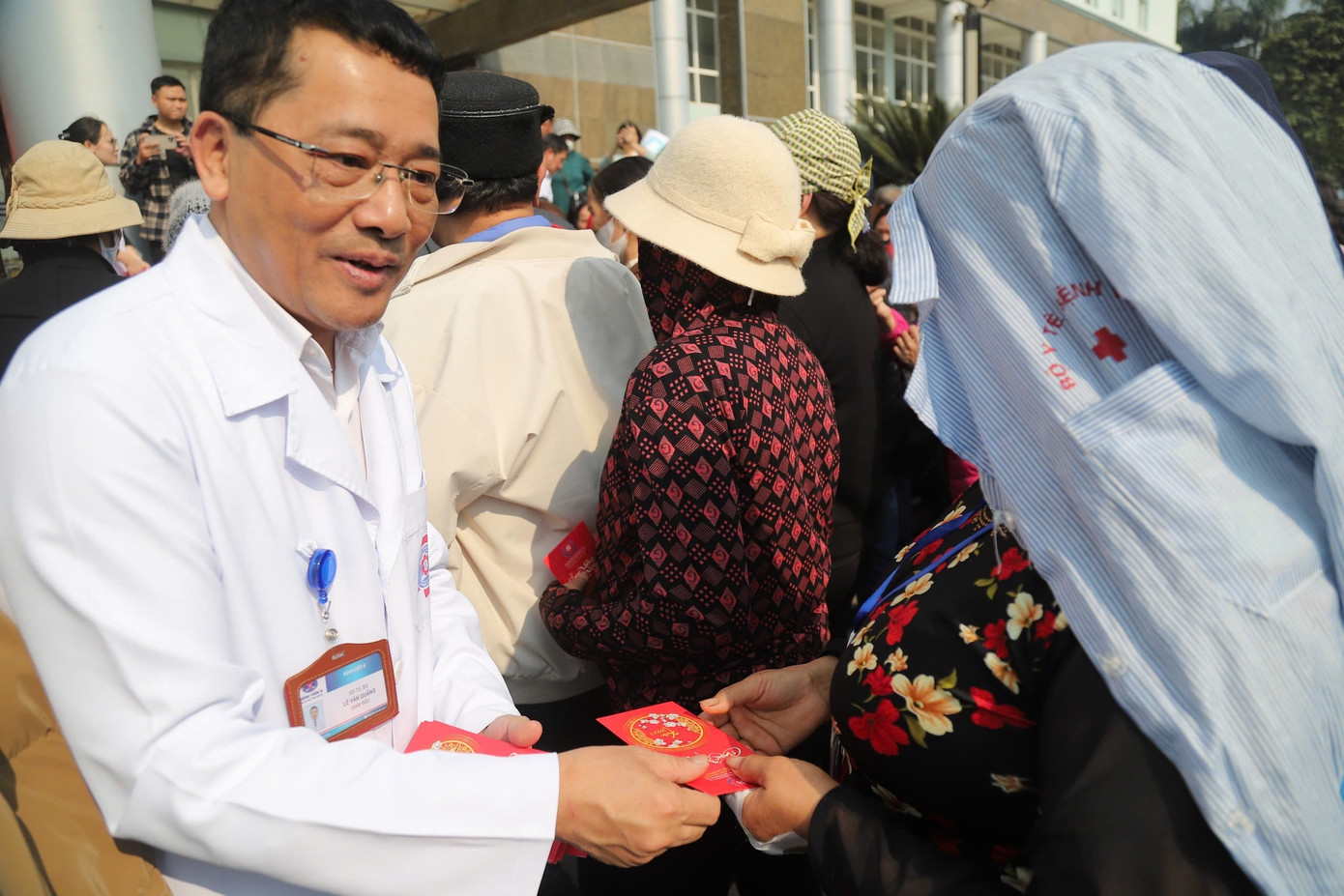 GS.TS Lê Văn Quảng, Giám đốc Bệnh viện K chúc Tết và mừng tuổi bệnh nhân.