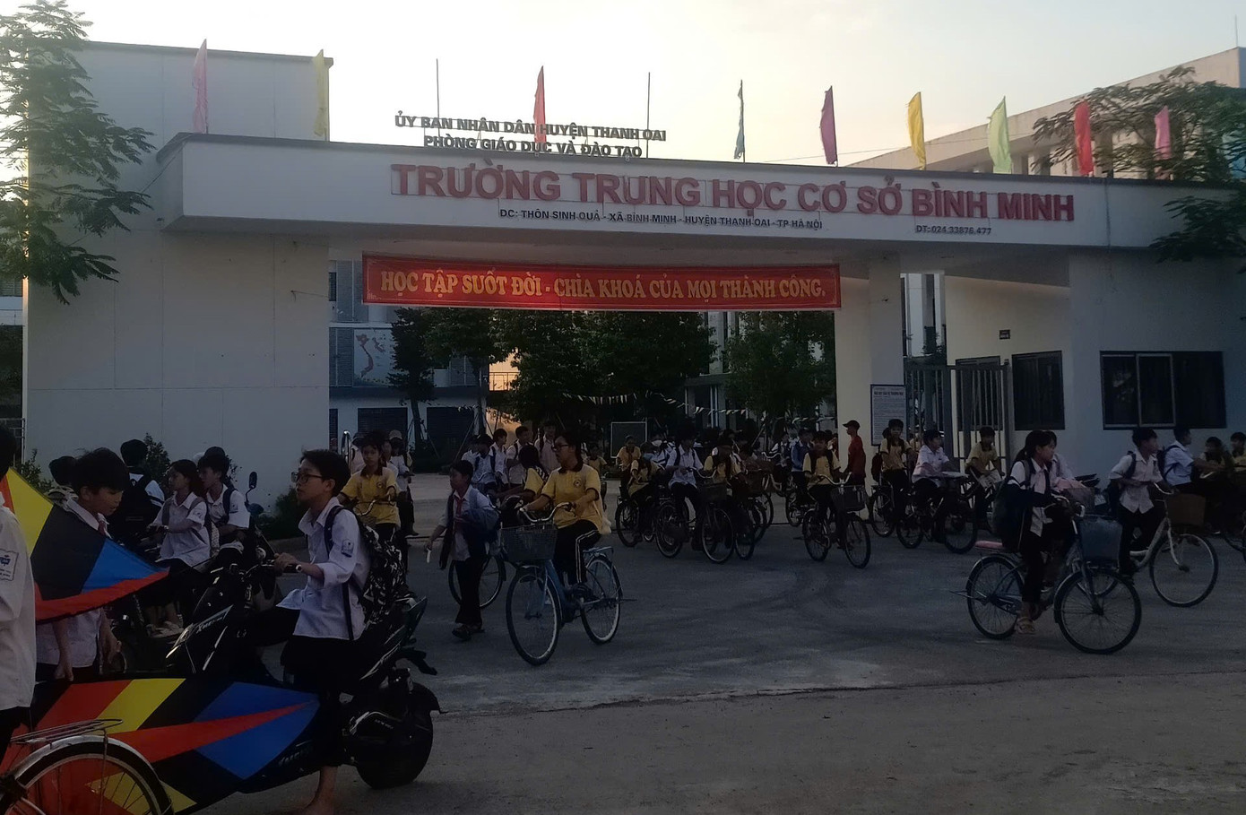 Cổng Trường THCS Bình Minh giờ tan học. Ảnh: Huyền Diệu Cổng Trường THCS Bình Minh giờ tan học. Ảnh: Huyền Diệu