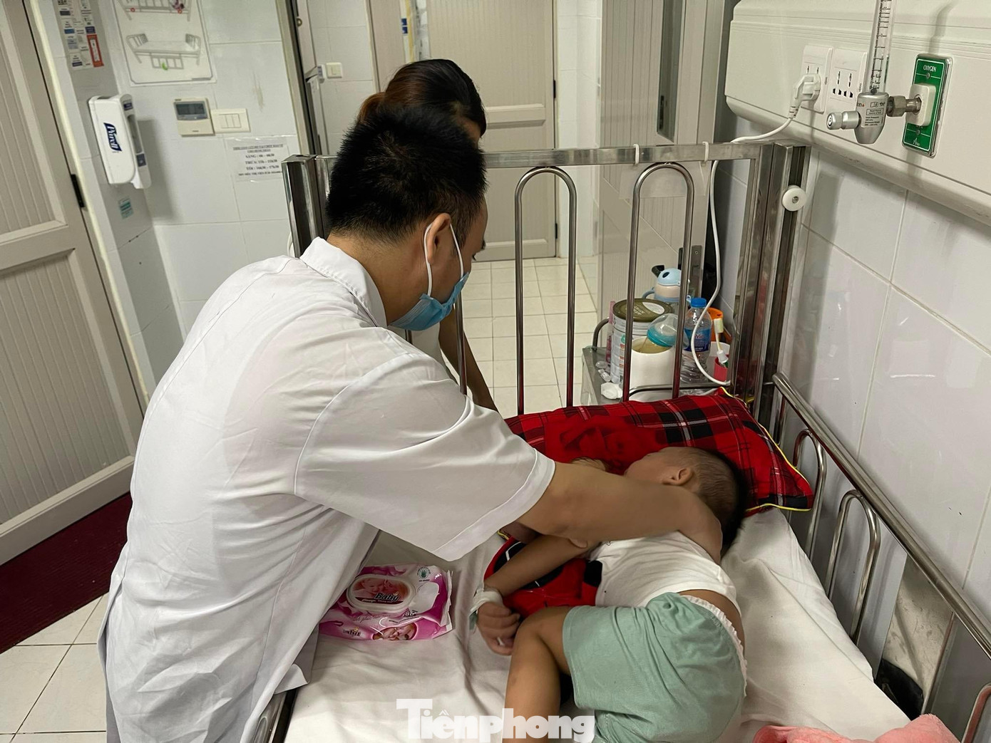 Bác sĩ thăm khám cho bệnh nhi mắc cúm A tại BV Nhi Trung ương. Ảnh: Thái Hà