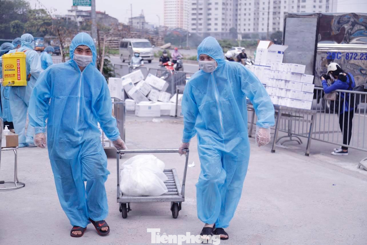 Rất nhiều hàng ủng hộ của người dân và đoàn thể được chuyển đến BV K