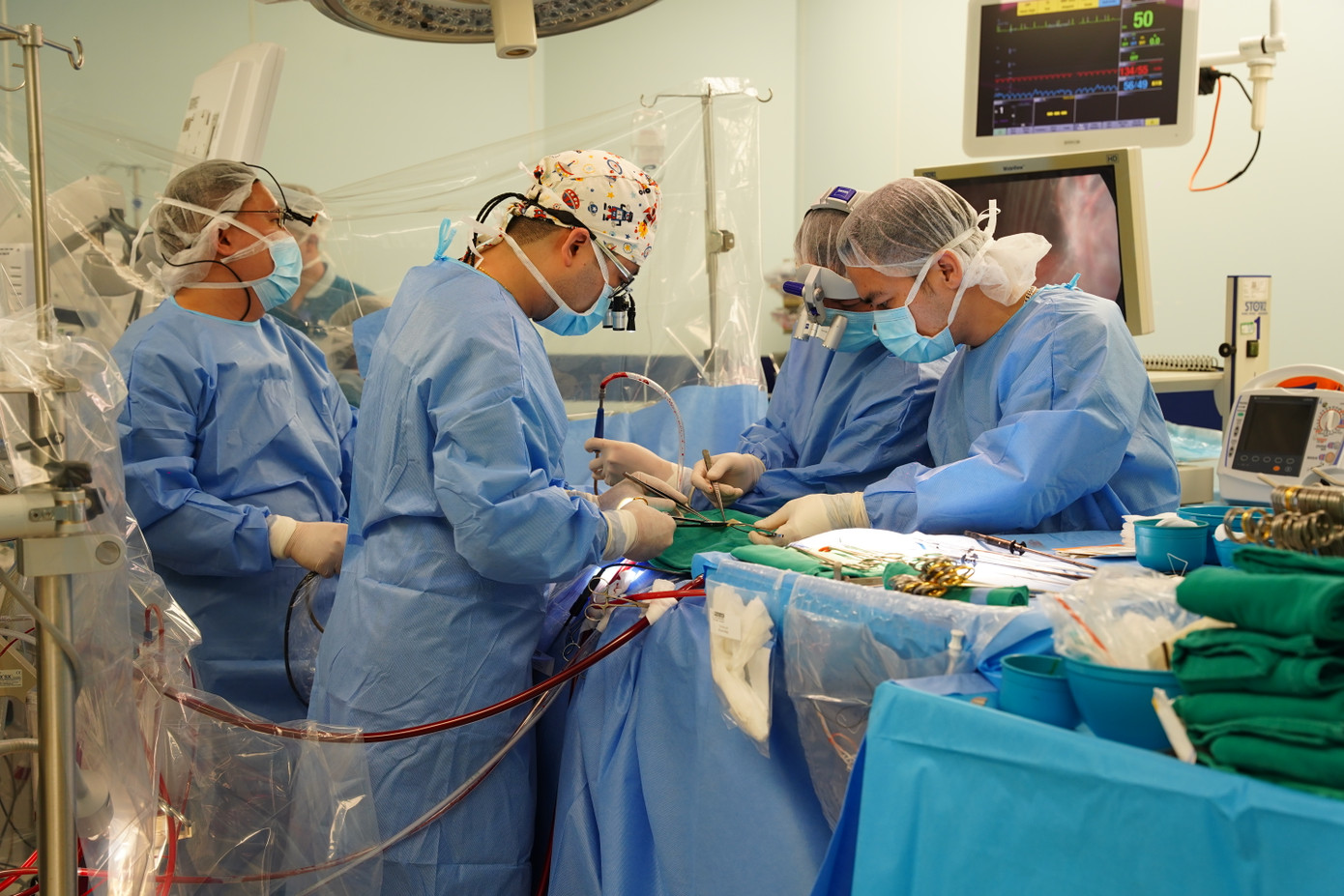 Các bác sĩ phẫu thuật cho bé H.A Các bác sĩ phẫu thuật cho bé H.A