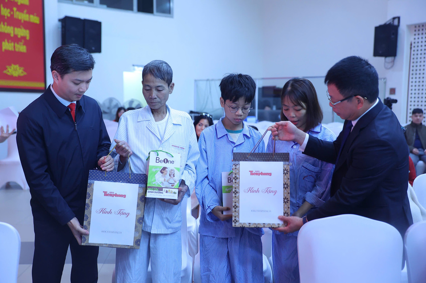 Anh Nguyễn Minh Triết, Bí thư T.Ư Đoàn, Chủ tịch T.Ư Hội Sinh viên Việt Nam và nhà báo Phùng Công Sưởng, Tổng Biên tập báo Tiền Phong tặng quà cho bệnh nhân Tĩnh và mẹ con bệnh nhân Ngọc. Ảnh: Trọng Tài Anh Nguyễn Minh Triết, Bí thư T.Ư Đoàn, Chủ tịch T.Ư Hội Sinh viên Việt Nam và nhà báo Phùng Công Sưởng, Tổng Biên tập báo Tiền Phong tặng quà cho bệnh nhân Tĩnh và mẹ con bệnh nhân Ngọc. Ảnh: Trọng Tài