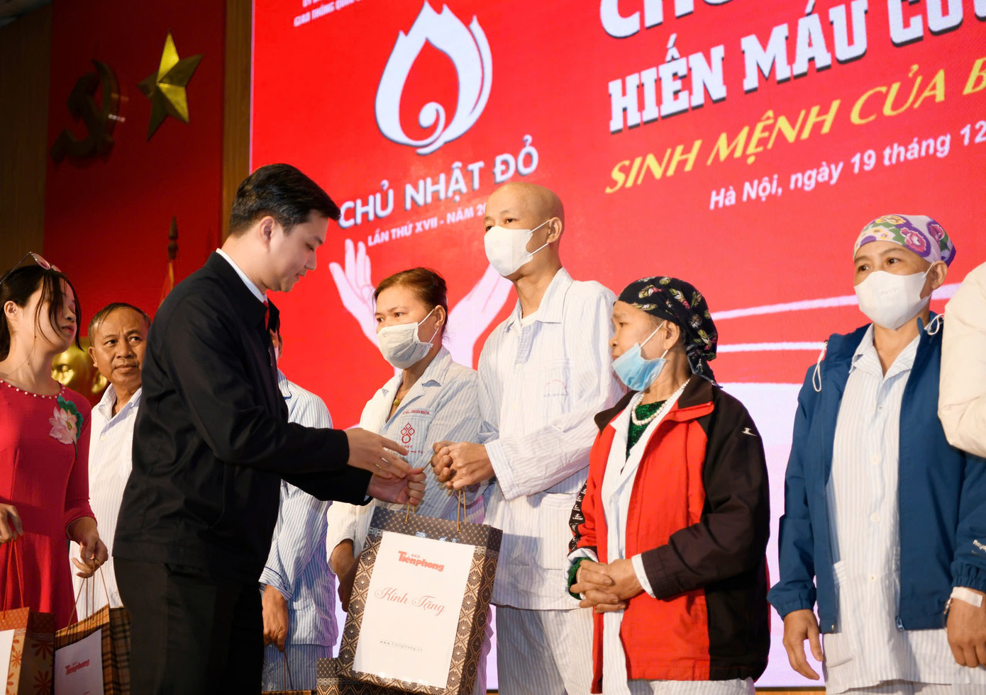 Anh Nguyễn Minh Triết, Bí thư T.Ư Đoàn, Chủ tịch T.Ư Hội Sinh viên Việt Nam tặng quà các bệnh nhân. Ảnh Trọng Tài Anh Nguyễn Minh Triết, Bí thư T.Ư Đoàn, Chủ tịch T.Ư Hội Sinh viên Việt Nam tặng quà các bệnh nhân. Ảnh Trọng Tài