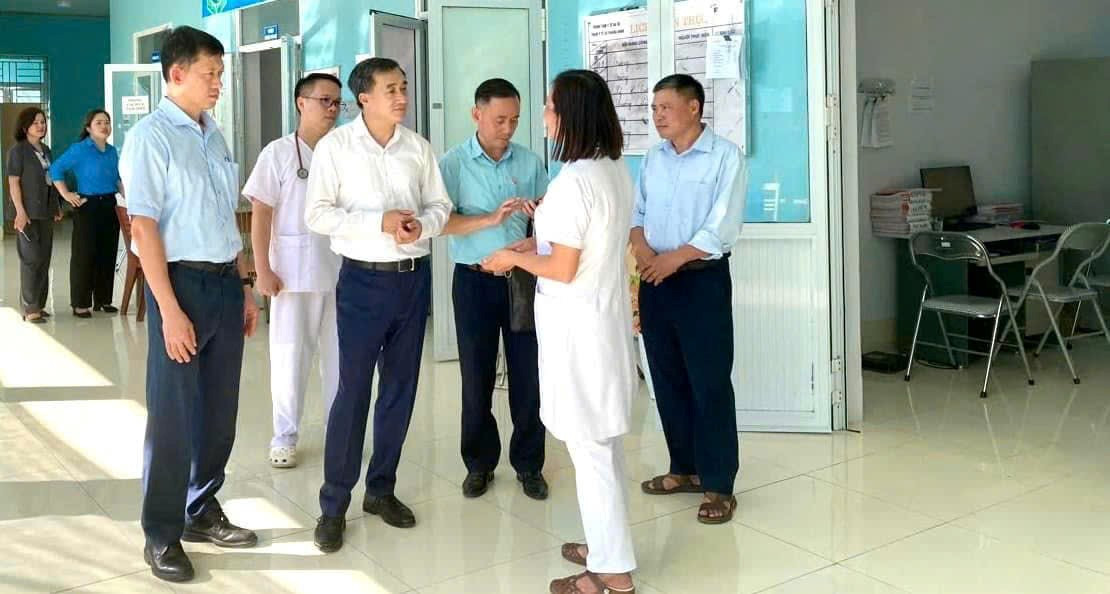 Thứ trưởng Trần Văn Thuấn trao đổi với y bác sĩ tỉnh Bắc Kạn