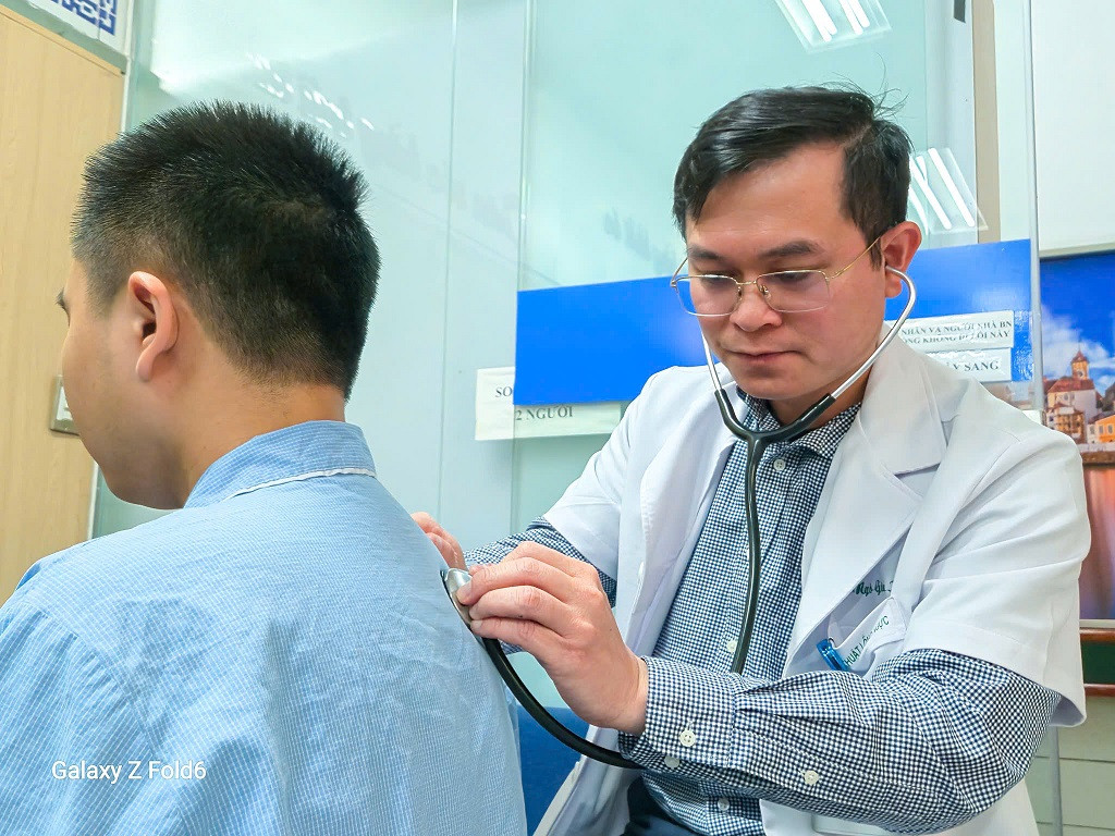 Bác sĩ Khánh khám lại cho bệnh nhân