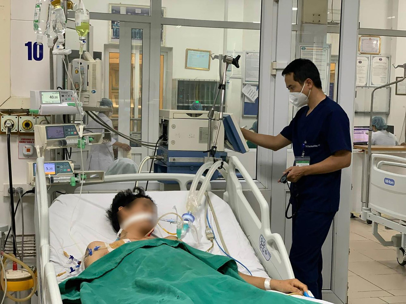 Bác sĩ điều trị ca sốt xuất huyết nặng tại BV Bệnh Nhiệt đới Trung ương.