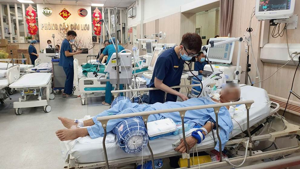 Bác sĩ BV Bạch Mai cấp cứu bệnh nhân ngày 1 Tết Ất Tỵ