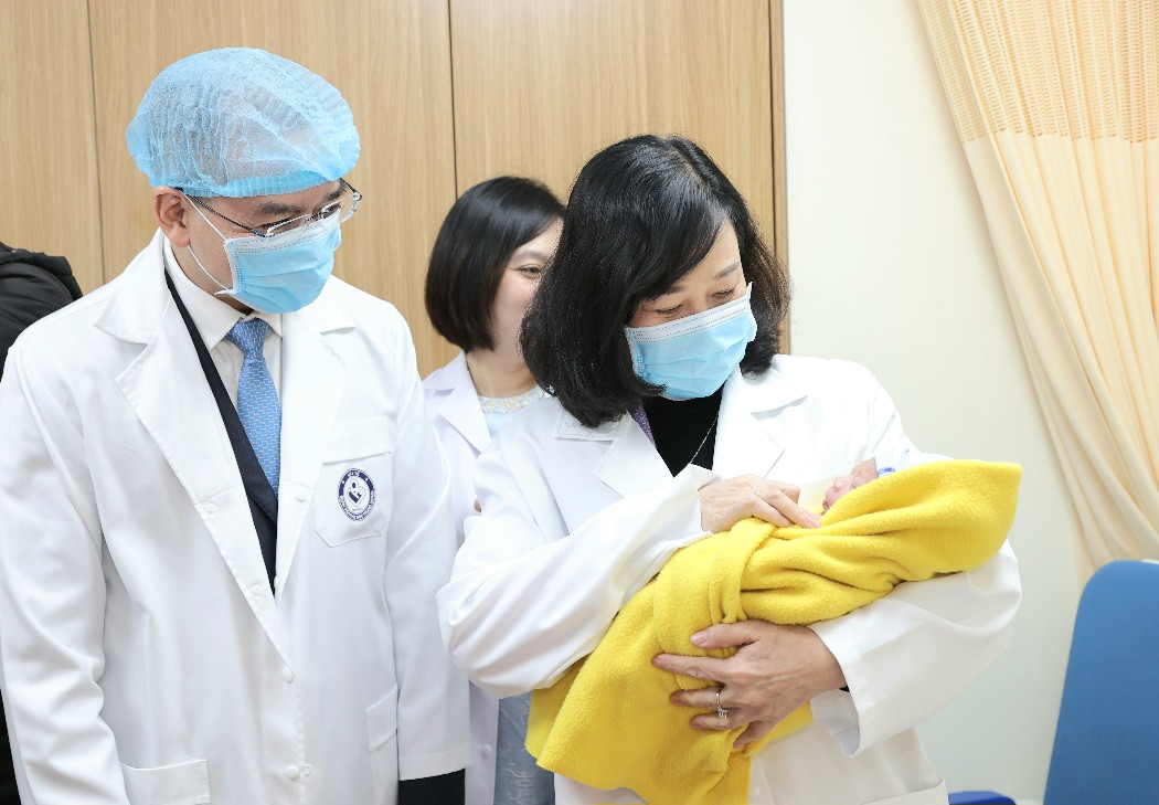Bộ trưởng Bộ Y tế thăm em bé đầu tiên chào đời năm Ất Tỵ tại BV Phụ sản Trung ương.