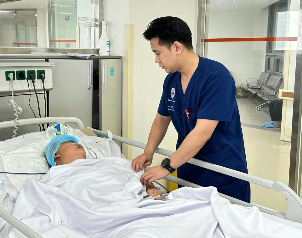 Bác sĩ thăm khám cho bệnh nhân đột quỵ.