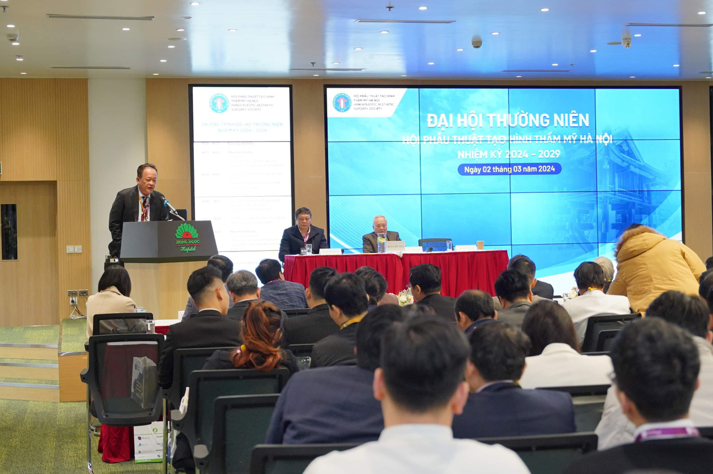 GS.TS Trần Thiết Sơn, Chủ tịch Hội phẫu thuật tạo hình thẩm mĩ Hà Nội phát biểu tại đại hội GS.TS Trần Thiết Sơn, Chủ tịch Hội phẫu thuật tạo hình thẩm mĩ Hà Nội phát biểu tại đại hội