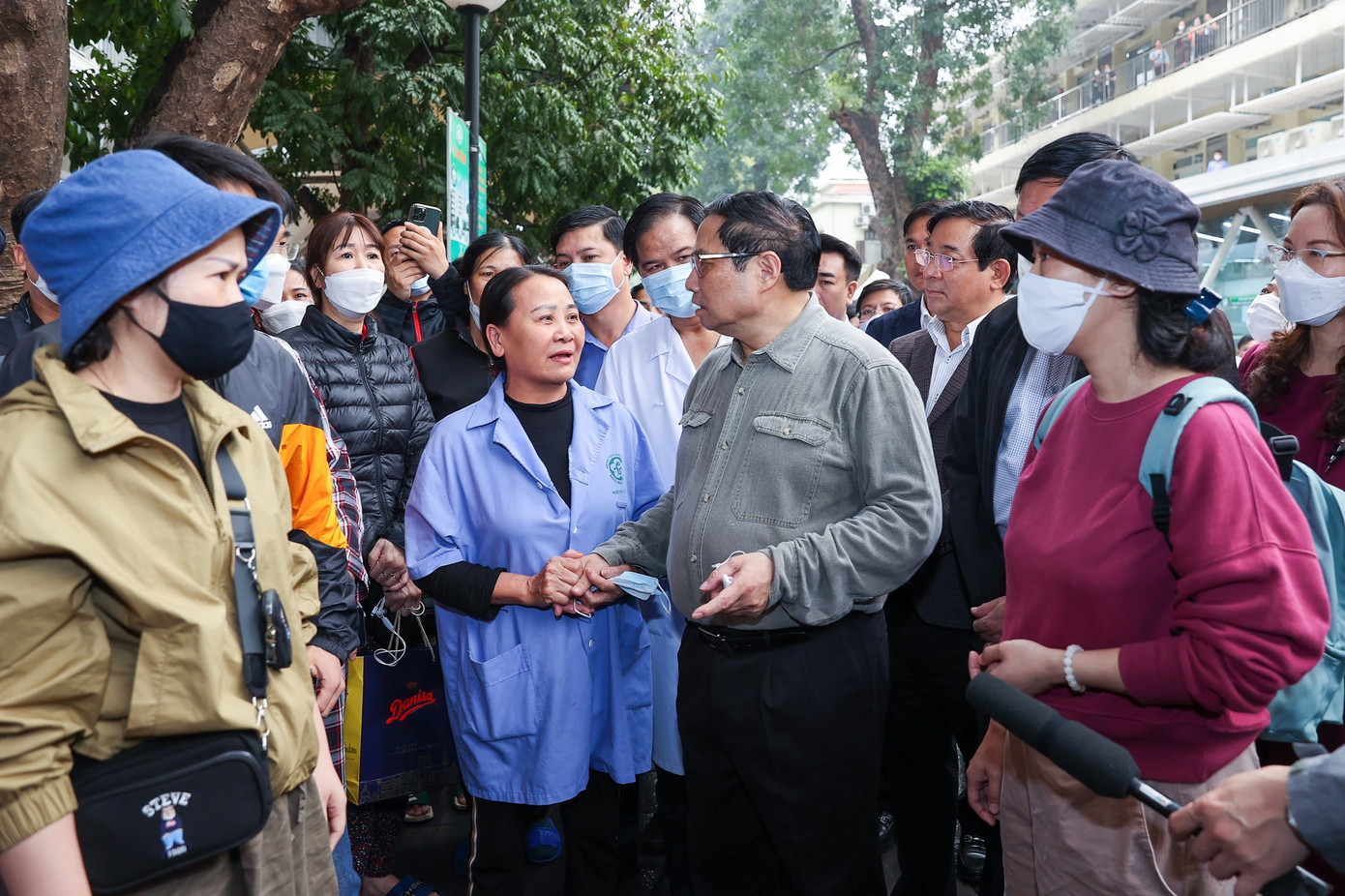 Thủ tướng trò chuyện với người nhà bệnh nhân