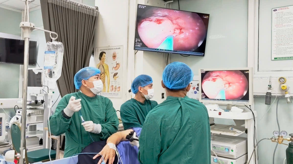 Các bác sĩ đang phẫu thuật nội soi cho bệnh nhân. Các bác sĩ đang phẫu thuật nội soi cho bệnh nhân.