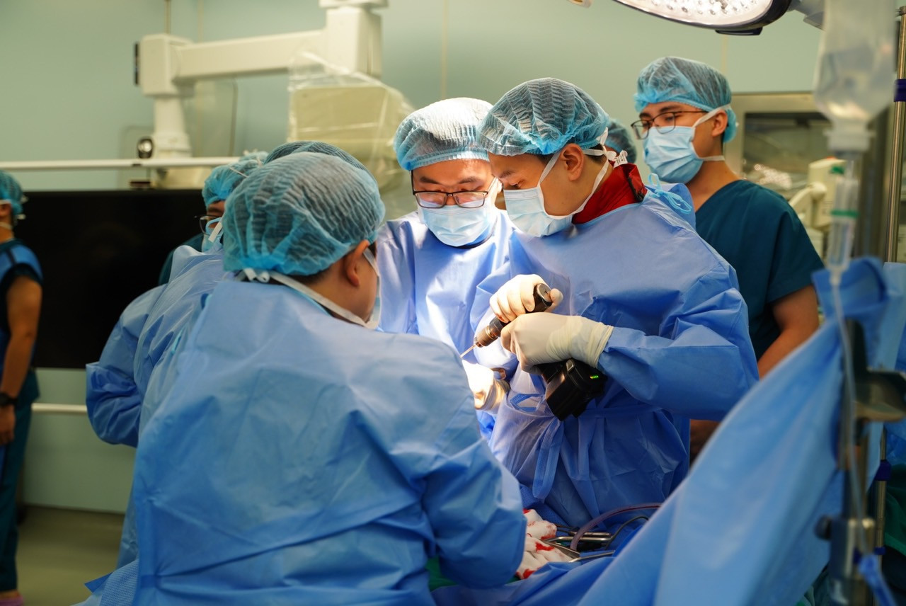 GS Dũng cẩn trọng trong từng thao tác mổ. GS Dũng cẩn trọng trong từng thao tác mổ.