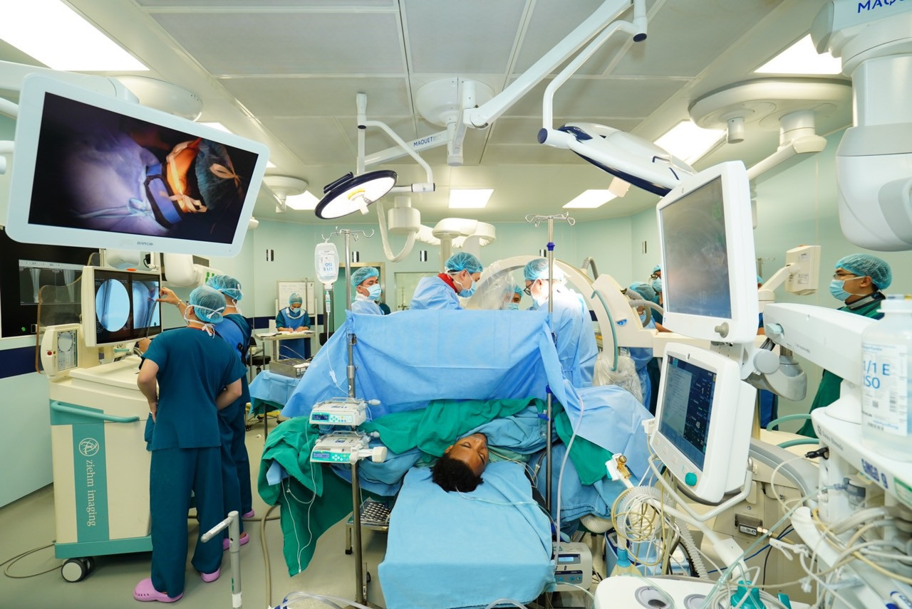 Toàn cảnh phòng phẫu thuật cho cầu thủ tiền đạo số 12 đội tuyển Việt Nam. Toàn cảnh phòng phẫu thuật cho cầu thủ tiền đạo số 12 đội tuyển Việt Nam.