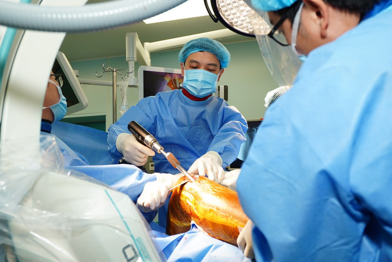 Bác sĩ thực hiện mũi khoan vào xương chân cầu thủ Xuân Son. Bác sĩ thực hiện mũi khoan vào xương chân cầu thủ Xuân Son.