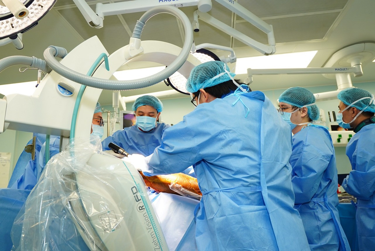 GS Dũng thực hiện ca mổ cho cầu thủ Xuân Son