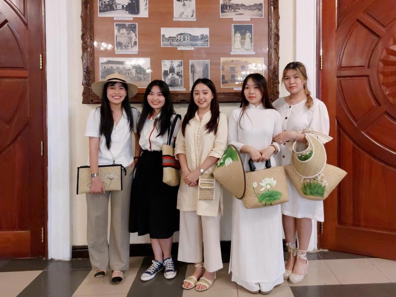 Cô gái trẻ Lê Thùy Nhi (giữa) và những sản phẩm Cỏ Bàng truyền thống