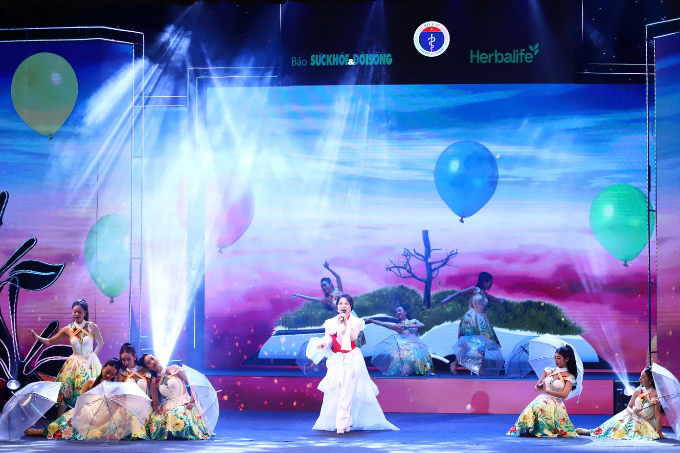 Ca sĩ Mỹ Linh biểu diễn tại lễ trao giải