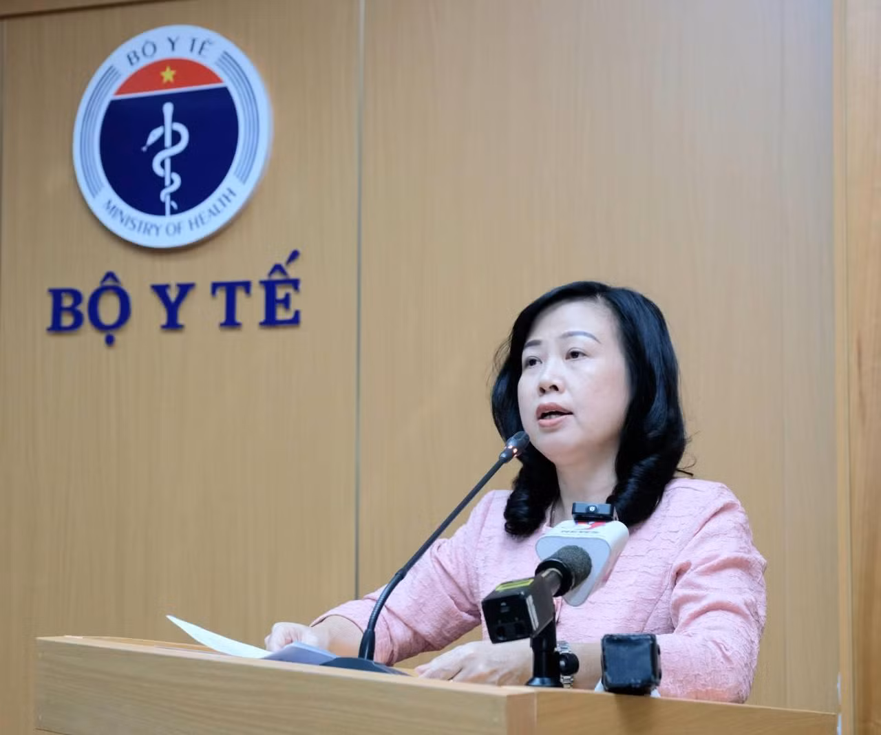Quyền Bộ trưởng Bộ Y tế Đào Hồng Lan chủ trì hội nghị trực tuyến sáng 2/8.