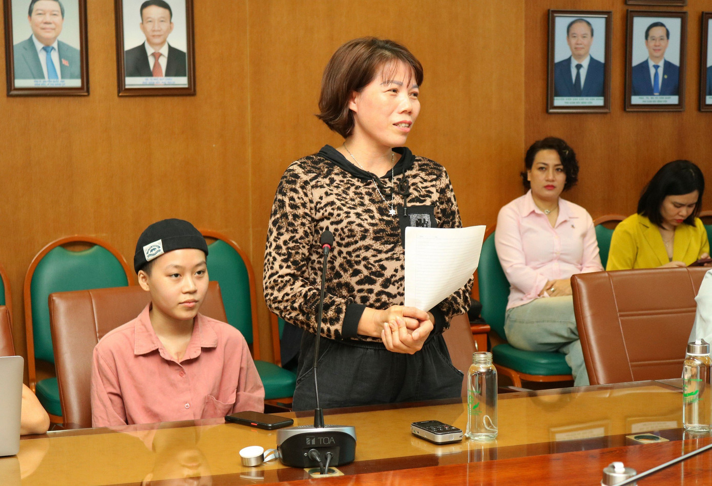 Mẹ bệnh nhân nói lời cảm ơn các bác sĩ Bệnh viện Bạch Mai tại buổi ra viện ngày 27/3 Mẹ bệnh nhân nói lời cảm ơn các bác sĩ Bệnh viện Bạch Mai tại buổi ra viện ngày 27/3