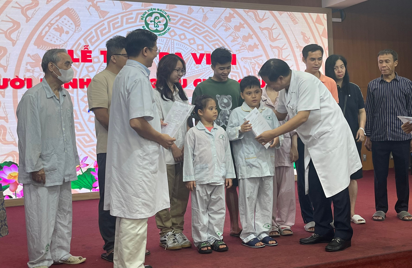 Giám đốc BV Bạch Mai trao giấy ra viện cho các bệnh nhân. Ảnh: Hà Minh