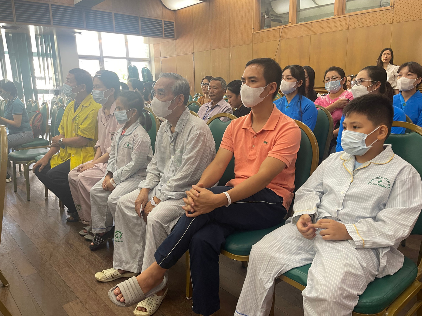 Anh Hùng (áo cam) tại lễ ra viện chiều ngày 22/9. Ảnh: Hà Minh