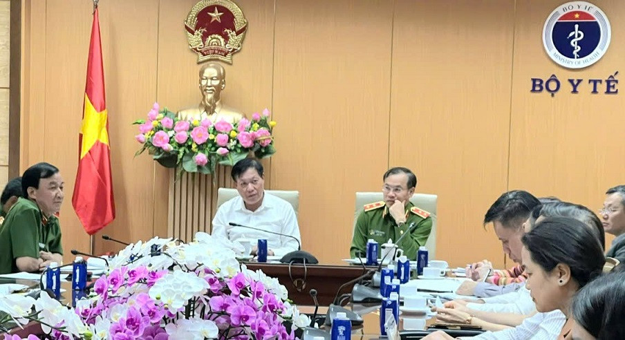 Thứ trưởng Thường trực Bộ Y tế Đỗ Xuân Tuyên và Trung tướng Nguyễn Văn Long, Thứ trưởng Bộ Công an chủ trì cuộc làm việc.