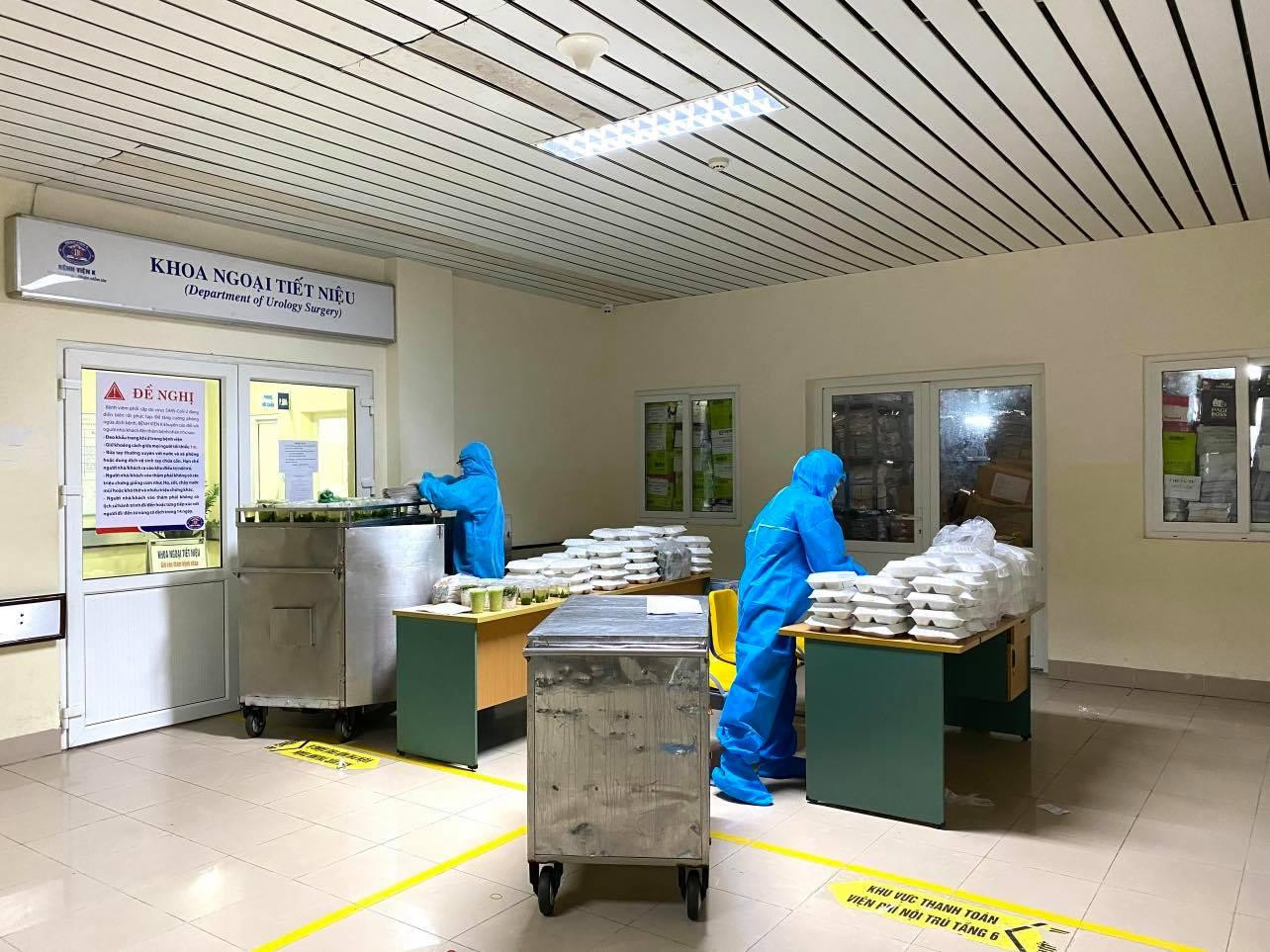 Các suất cơm cho khoảng 4.000 người bị phong tỏa tại bệnh viện được chuẩn bị chu đáo, chuyển đến các khoa phòng