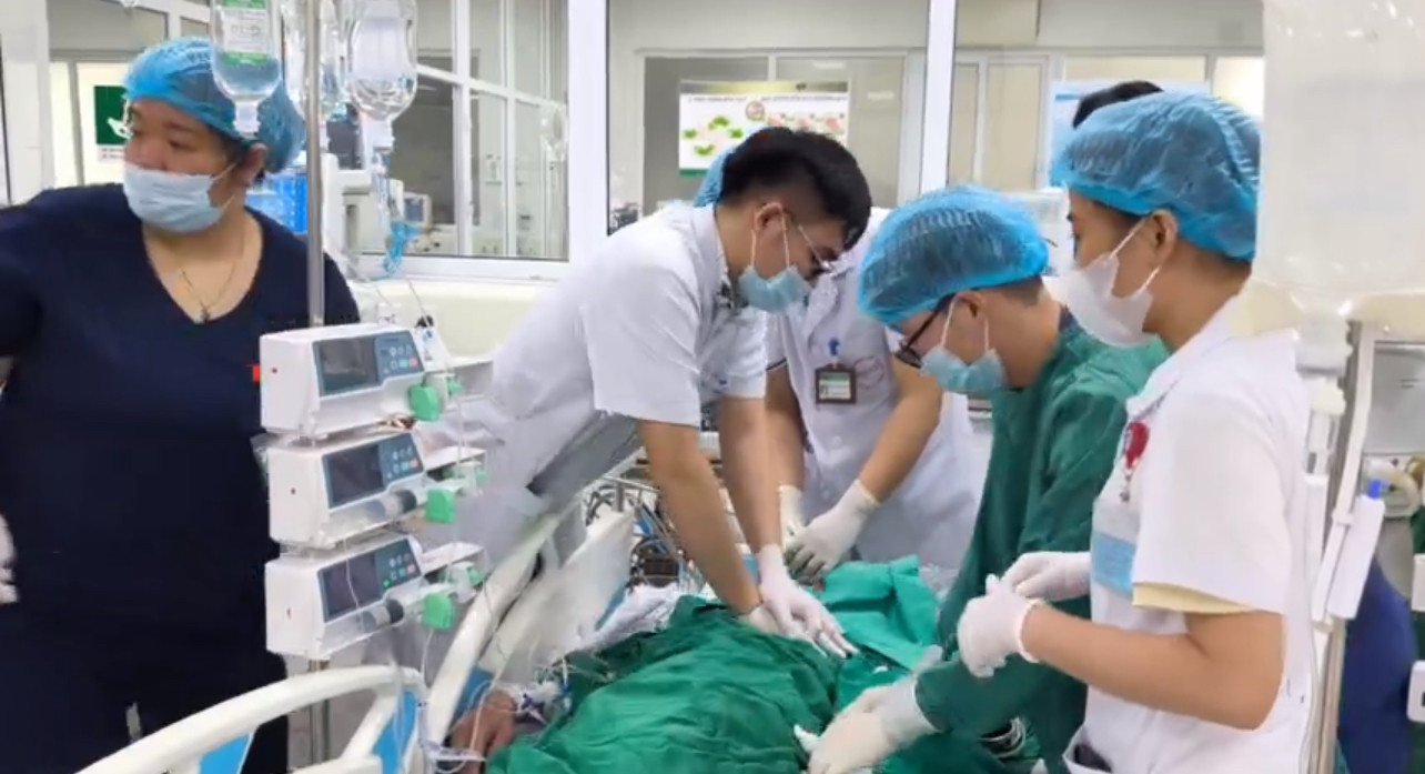 Bác sĩ cấp cứu cho bệnh nhân.