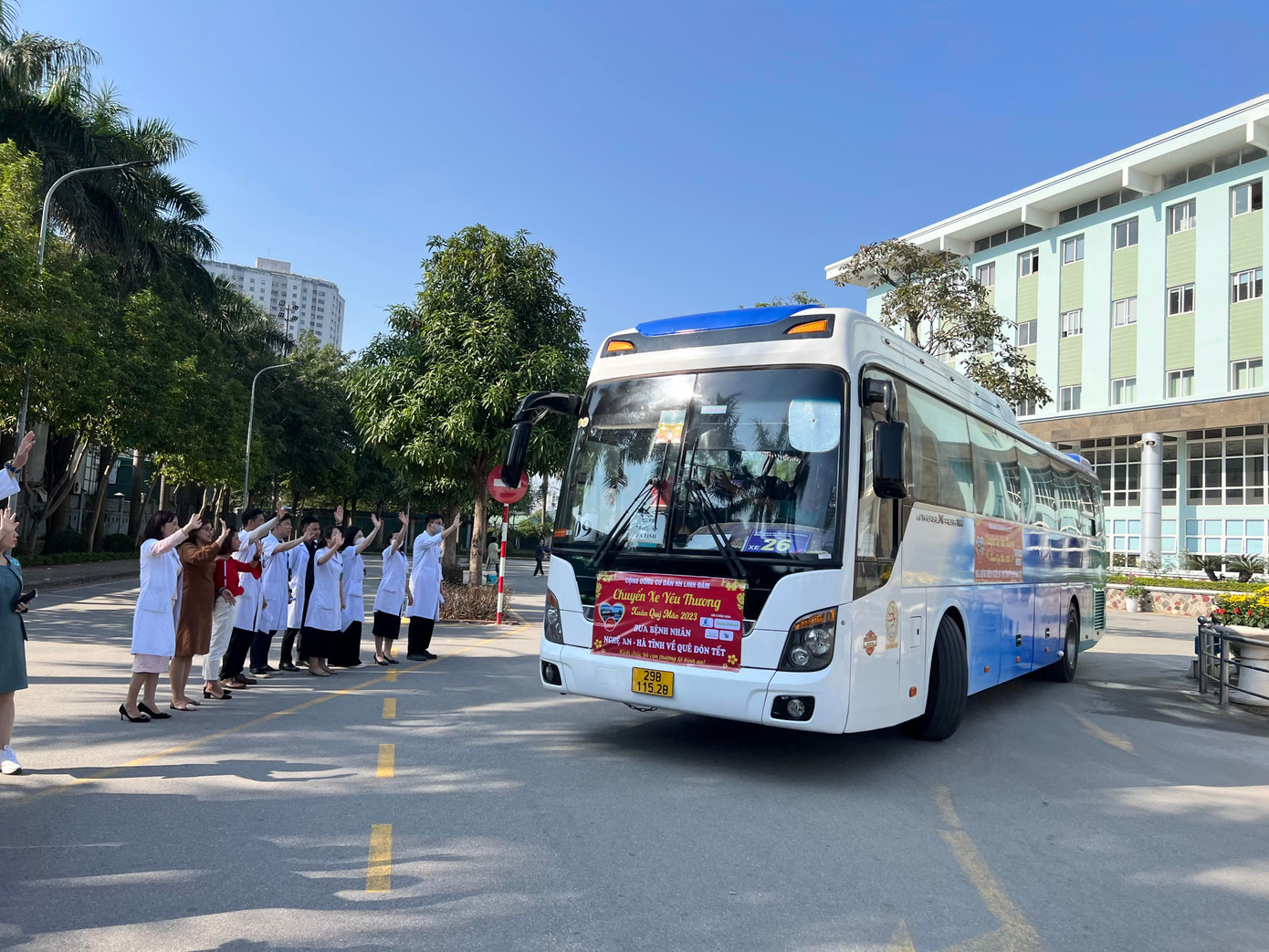 Các y bác sĩ Bệnh viện K tiễn bệnh nhân về quê ăn Tết trên những chuyến xe ấm tình người