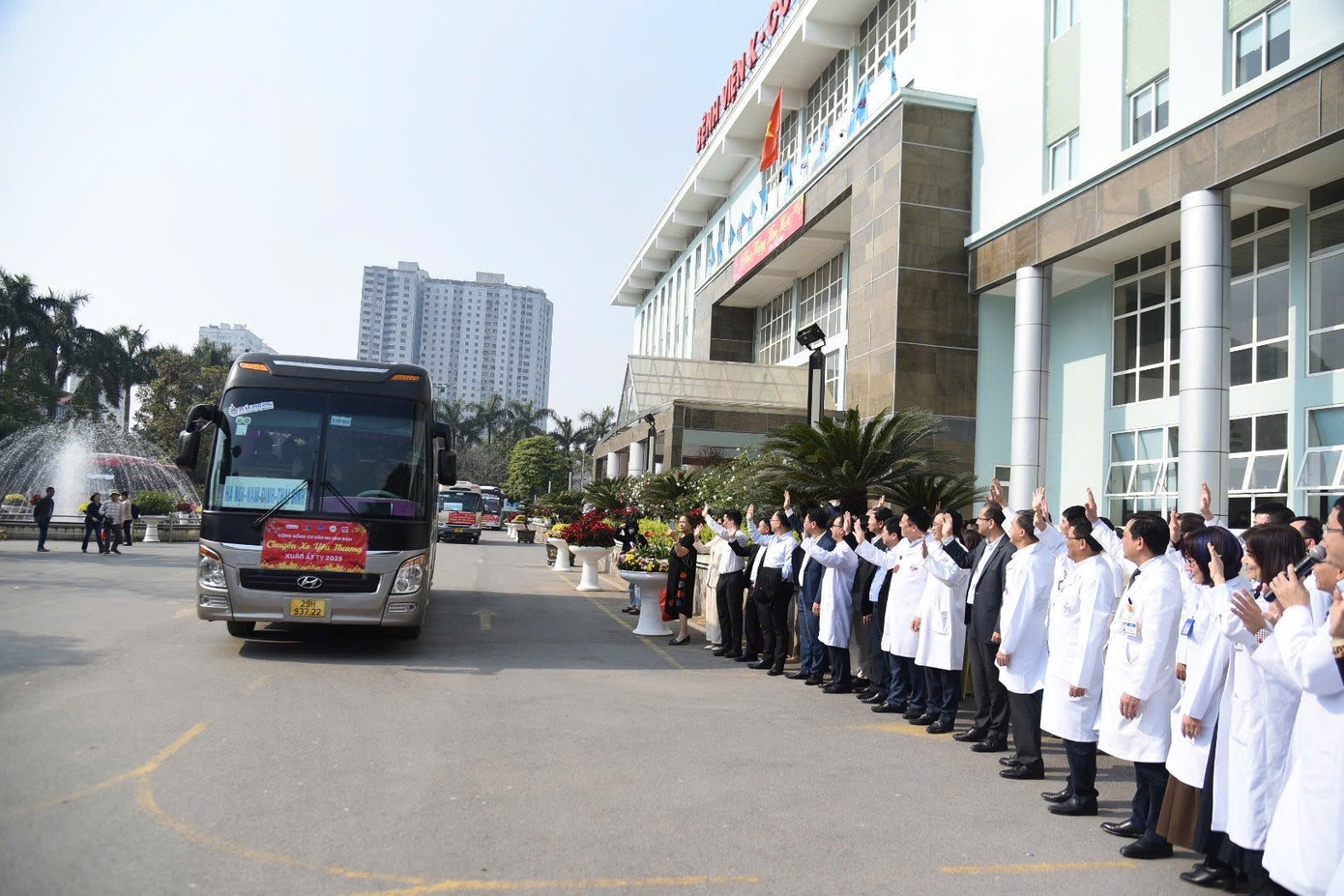 Ban Giám đốc Bệnh viện K và các y bác sĩ vẫy tay chào tạm biệt bệnh nhân về quê ăn Tết