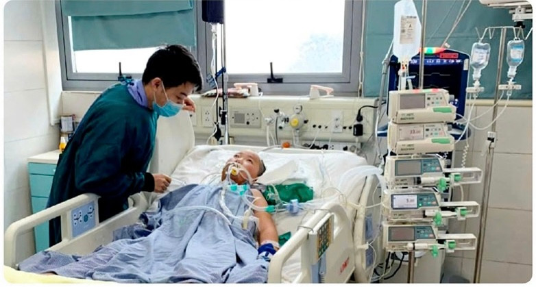 Cậu bé dần hồi tỉnh sau bao nỗ lực của các bác sĩ, điều dưỡng. Cậu bé dần hồi tỉnh sau bao nỗ lực của các bác sĩ, điều dưỡng.