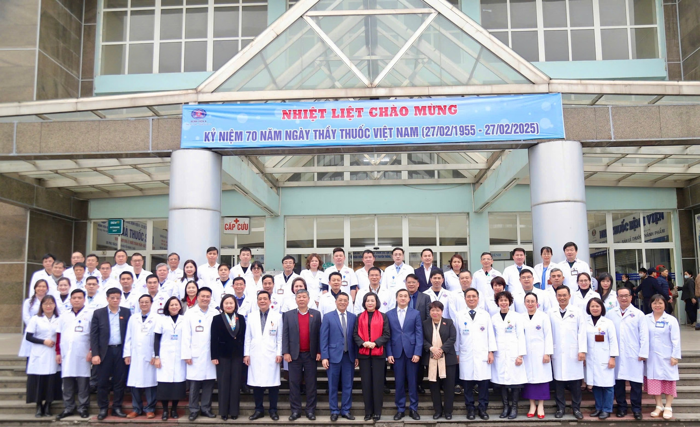 Đồng chí Nguyễn Thị Thanh chụp ảnh kỷ niệm cùng cán bộ, y bác sĩ Bệnh viện K Đồng chí Nguyễn Thị Thanh chụp ảnh kỷ niệm cùng cán bộ, y bác sĩ Bệnh viện K