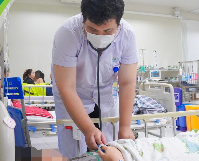 Bác sĩ chăm sóc bệnh nhi ngộ độc thuốc lá điện tử. Bác sĩ chăm sóc bệnh nhi ngộ độc thuốc lá điện tử.