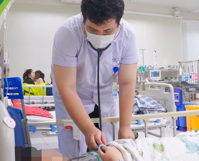 Bác sĩ chăm sóc bệnh nhi ngộ độc thuốc lá điện tử. Bác sĩ chăm sóc bệnh nhi ngộ độc thuốc lá điện tử.