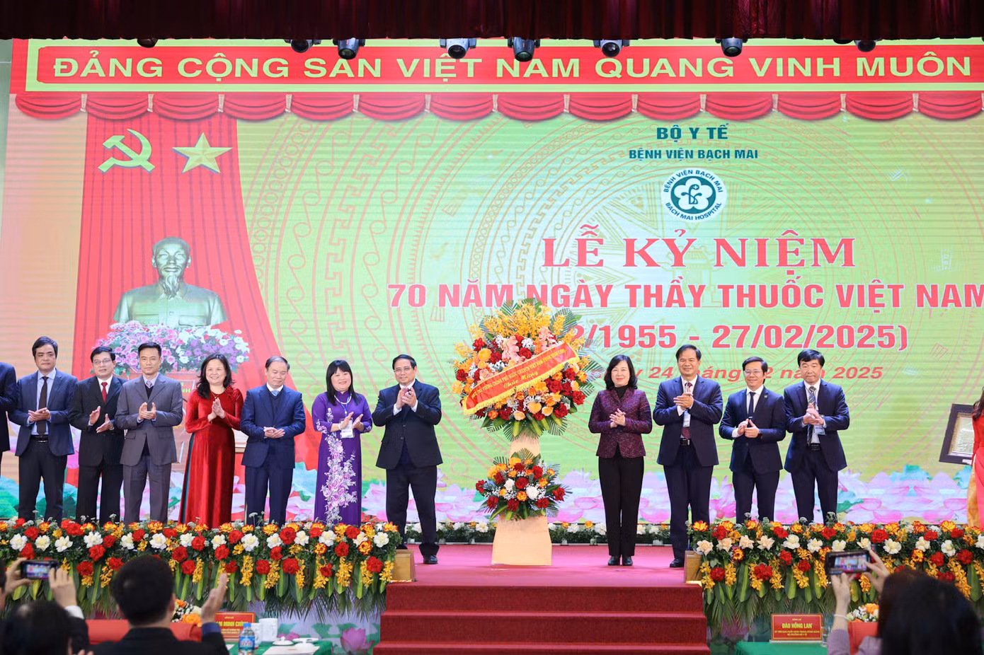 Thủ tướng Chính phủ Phạm Minh Chính chúc mừng các bác sĩ, nhân viên y tế nhân kỉ niệm Ngày Thầy thuốc Việt Nam. Ảnh: Như Ý
