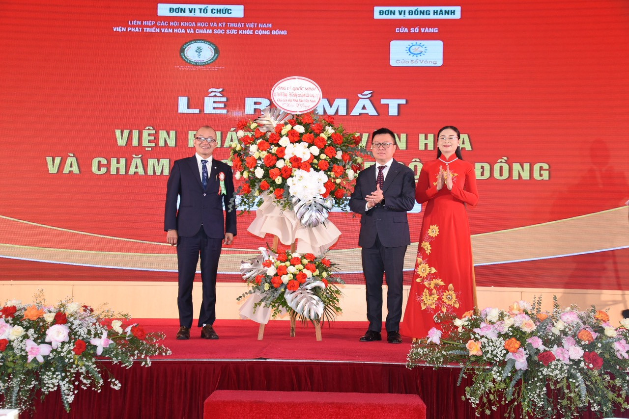 Đồng chí Lê Quốc Minh, Uỷ viên Trung ương Đảng, Phó trưởng ban Tuyên giáo Trung ương, Chủ tịch Hội Nhà báo Việt Nam tặng hoa chúc mừng VIện.