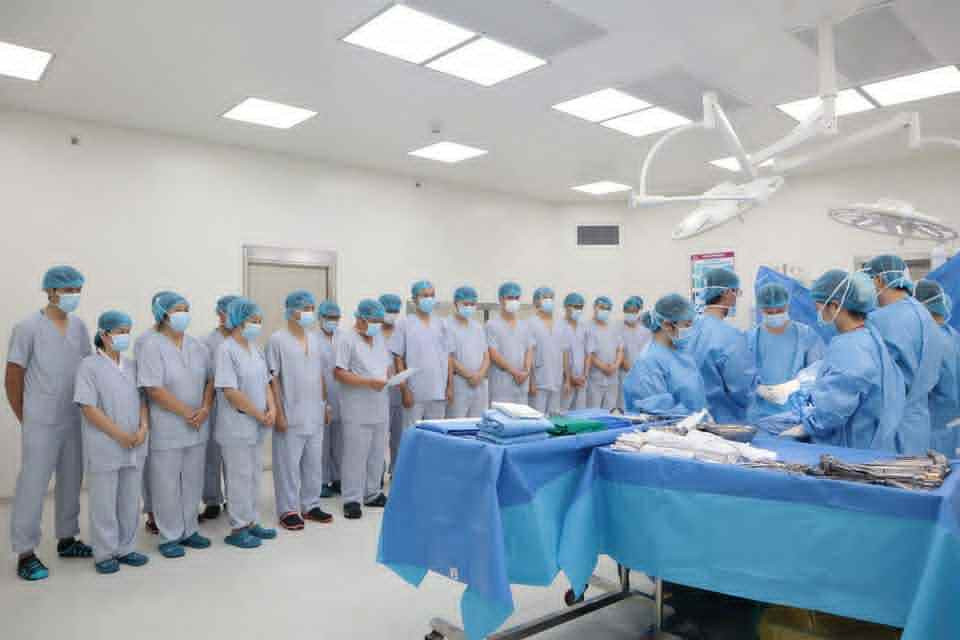 Các bác sĩ, nhân viên y tế mặc niệm tri ân người hiến tạng.