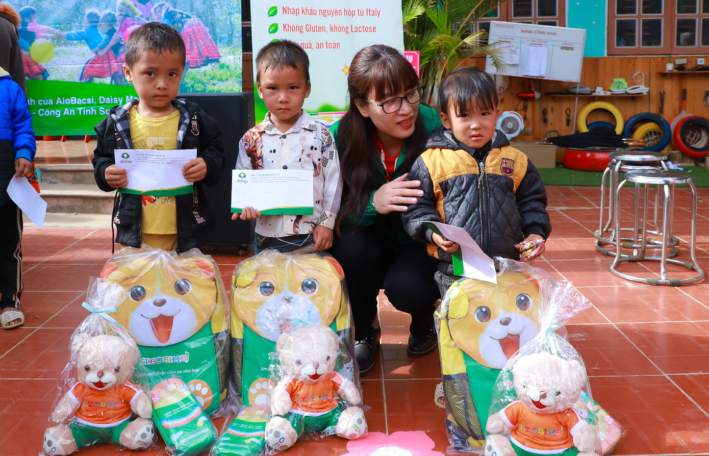 Đoàn thiện nguyện tặng quà cùng tiền mặt cho các em nhỏ có hoàn cảnh khó khăn Đoàn thiện nguyện tặng quà cùng tiền mặt cho các em nhỏ có hoàn cảnh khó khăn