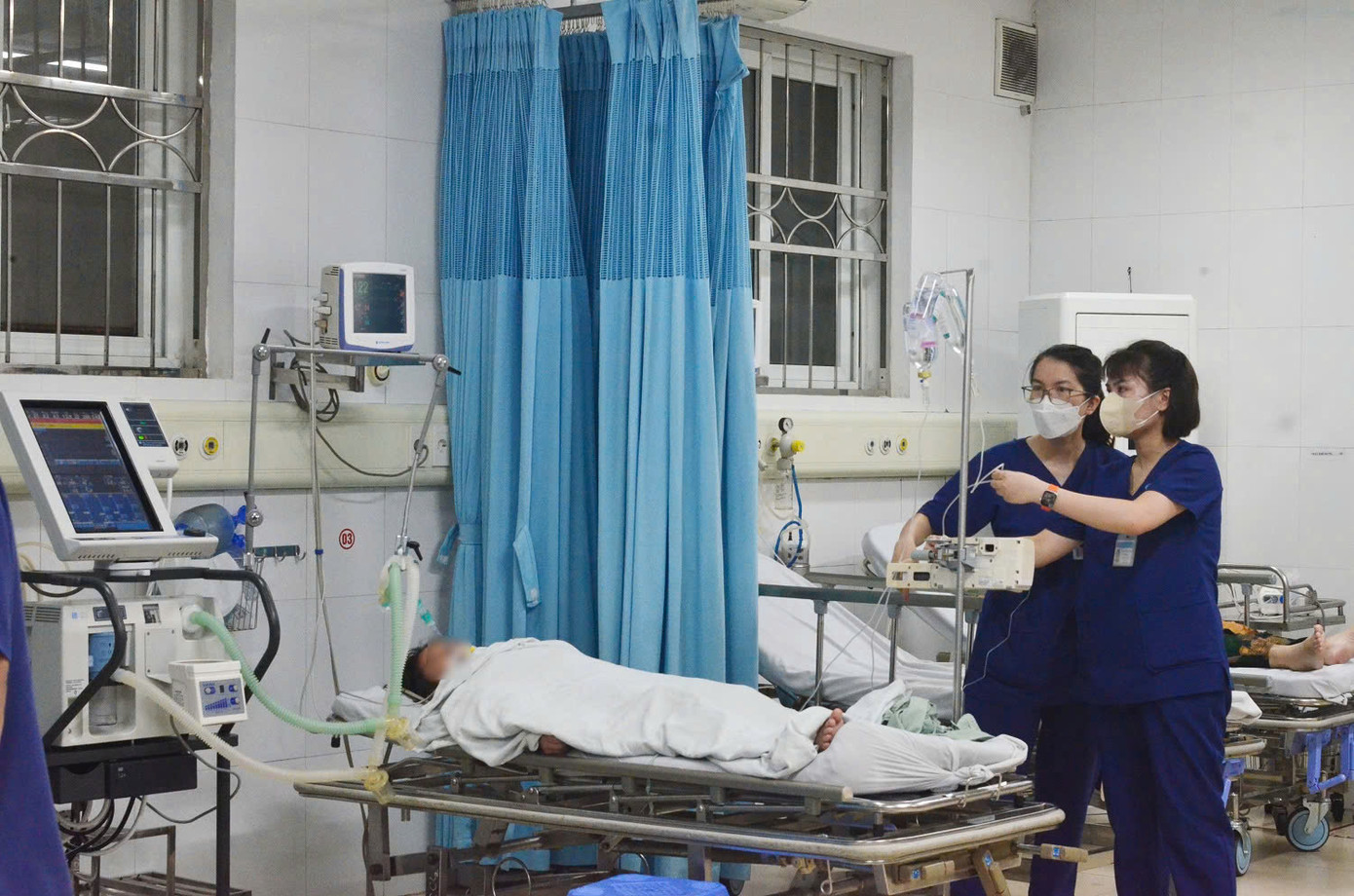 Bệnh nhân ngộ độc nặng khí CO đang được cấp cứu tại Bệnh viện Bãi Cháy Bệnh nhân ngộ độc nặng khí CO đang được cấp cứu tại Bệnh viện Bãi Cháy